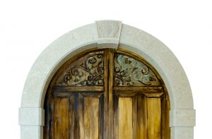 Particolare portale in pietra Triesta bocciardato e scalpellato.