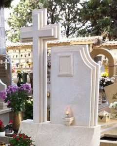 Particolare monumentino Funerario in pietra Bianco Veselye levigato.